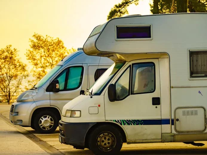 Campingvogne parkeret på p-plads