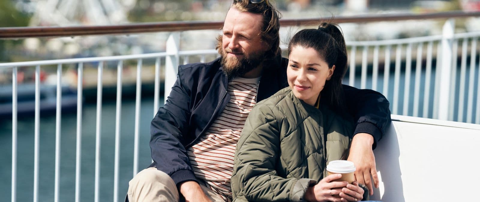 Liebespaar genießt die frische Luft an Deck